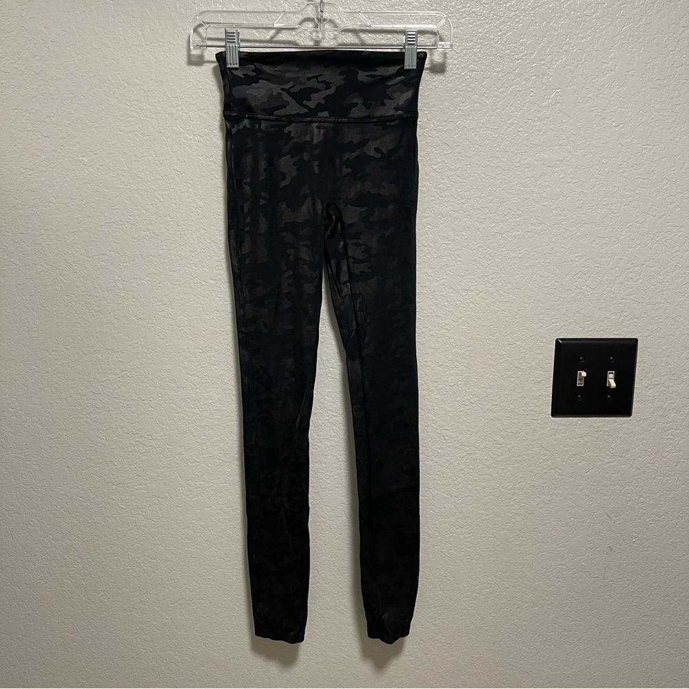 SPANX Faux Leather Camo Leggings size XS Camouflage Print - Picture 2 of 6